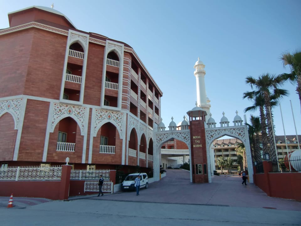 Hotelauffahrt Royal Taj Mahal Hotel