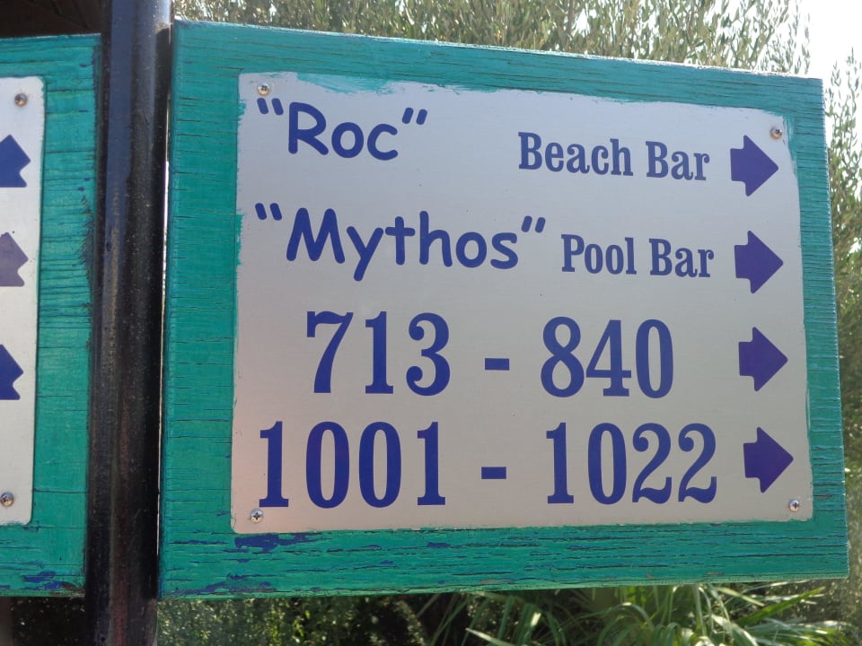 Wegweiser in der Anlage Hotel Kalithea Horizon Royal