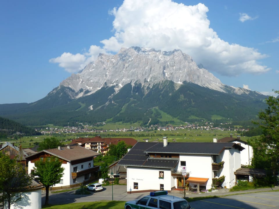 Ausblick von d. Terrasse auf Lermoos und Zugspitze Hotel Rustika