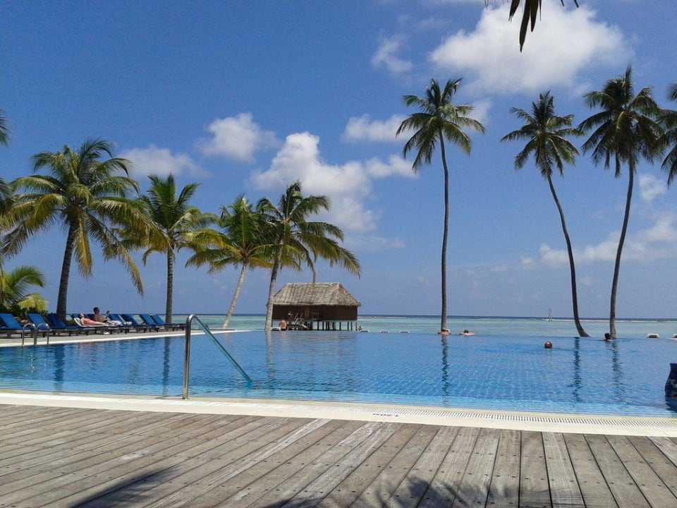 Pool mit Blick zur Honeymoonsuite Meeru Maldives Resort Island