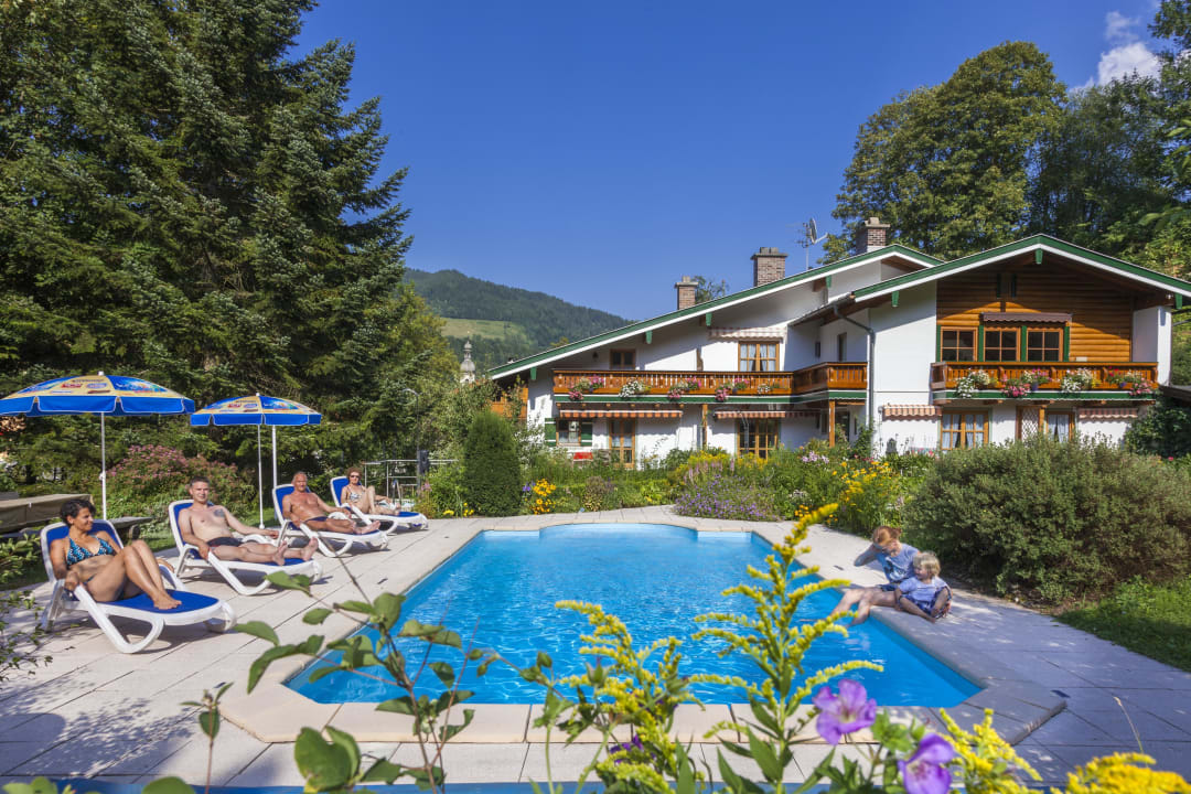 Außenanlage mit Blick zum Haus Ferienwohnungen Oslhof