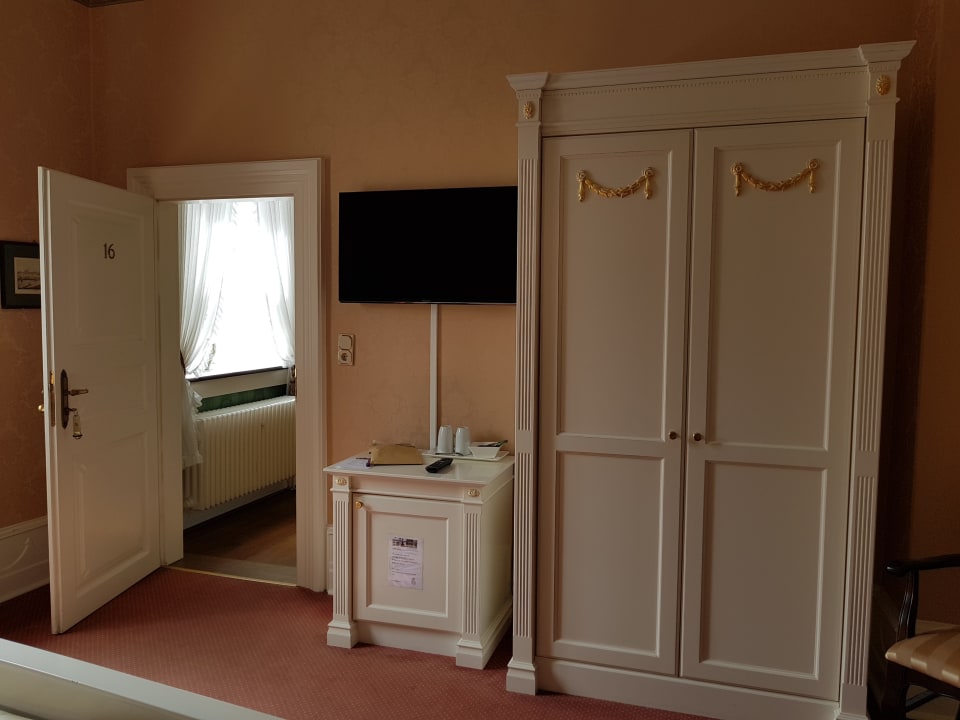 Zimmer 16. Minibar und TV Burghotel Haselünne