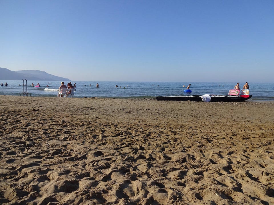 Schöner Sandstrand Vantaris Luxury Beach Resort