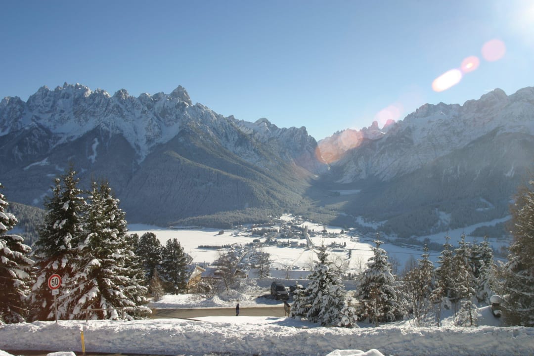 Blick über Toblach ins Höhlensteintal Hotel Sonne Sole