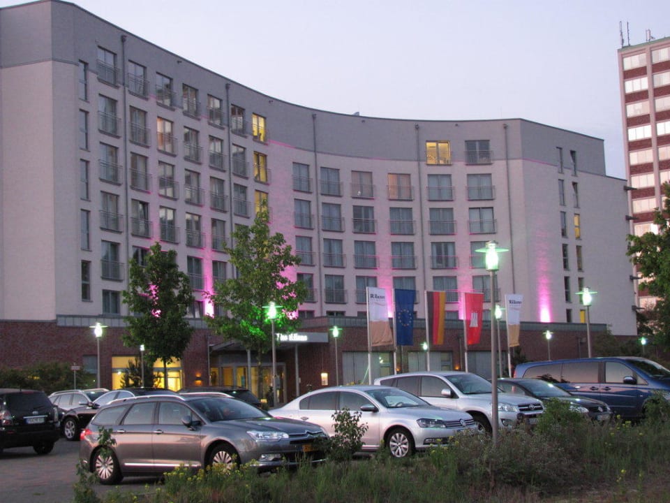 Abendliche Stimmung vor dem Hotel (Parkplatz) elaya hotel hamburg finkenwerder