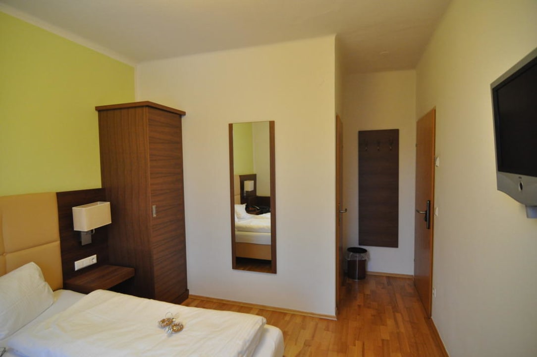 Eingangsbereich mit Garderobe Hotel Jedermann