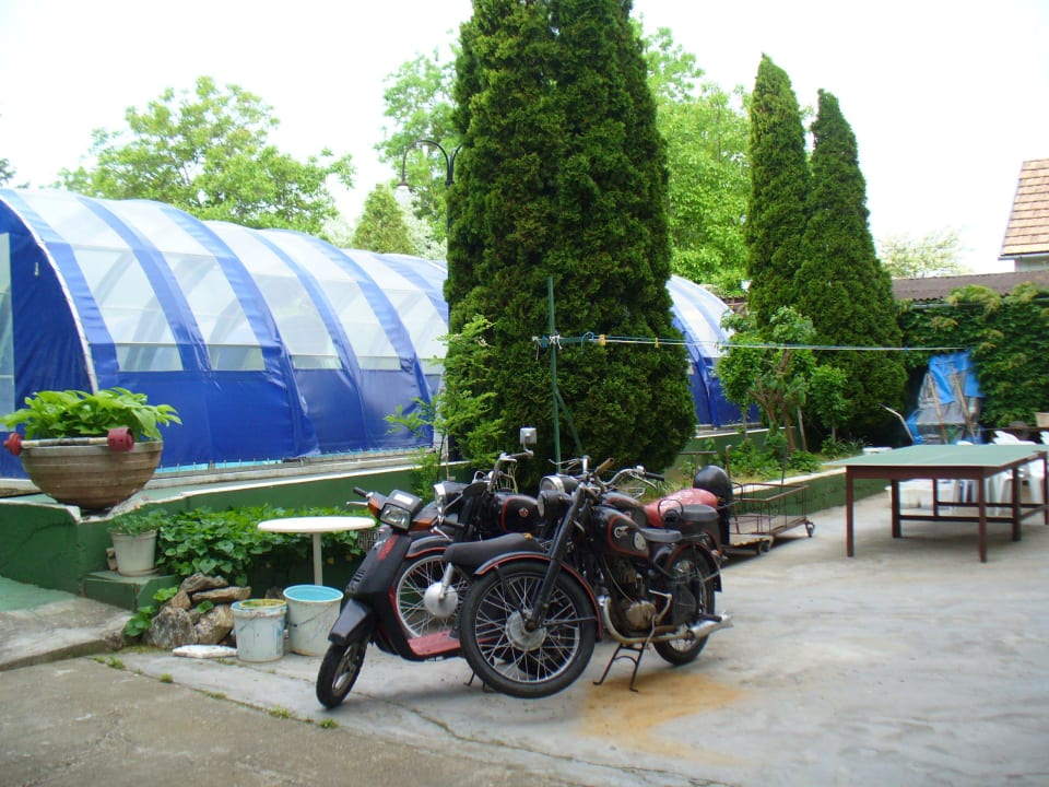 Pool (überdacht), davor Leihmopeds und Tischtennis Hotel Nadas
