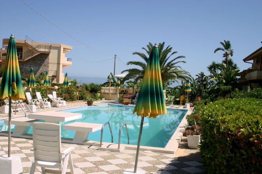 Blick von einem Swimmingpool zum Hotelgebäude Hotel Residence Santa Chiara