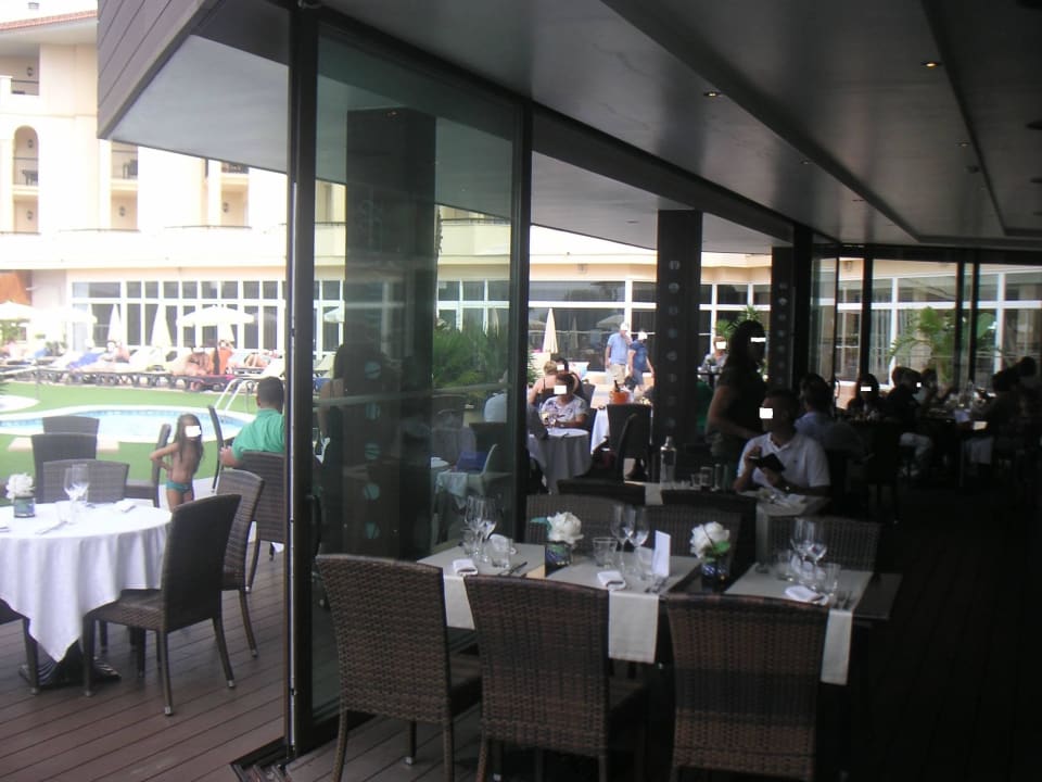 Hotelgäste und feiernde Gesellschaft am Pool Hotel-Apartamentos Blau Parc