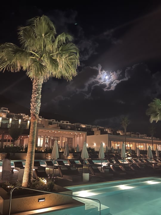 Pool The Royal Senses Resort, Curio Collection by Hilton