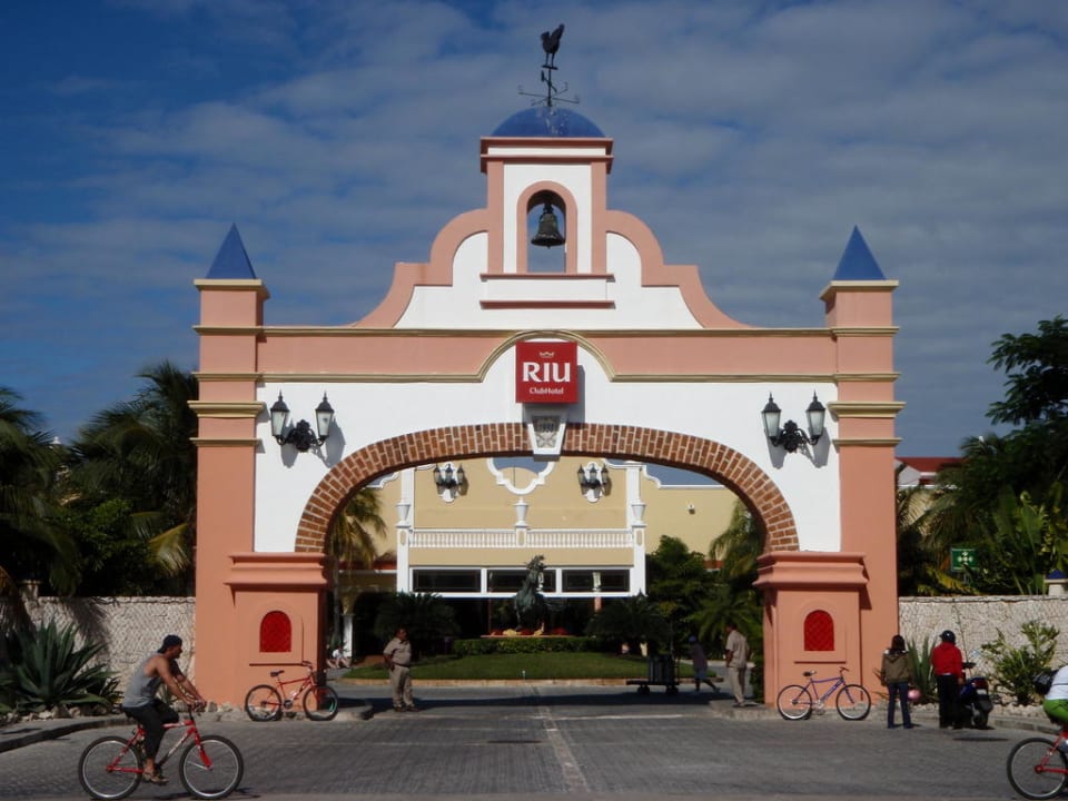 Einfahrt zum Hotel Hotel Riu Tequila