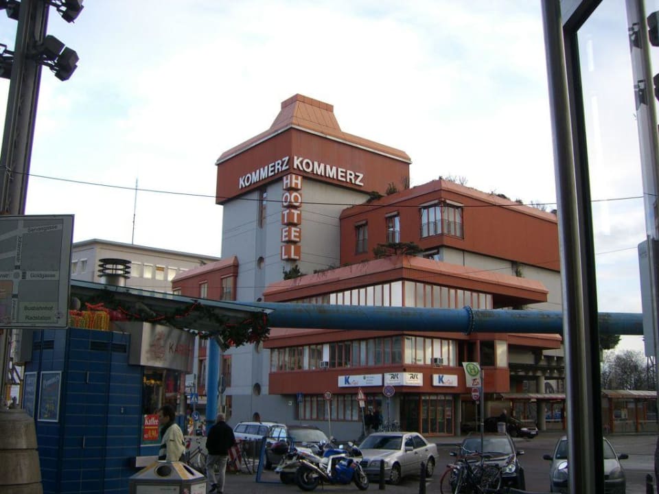 Blick aus dem Bahnhofsausgang auf das Hotel Kommerzhotel Köln
