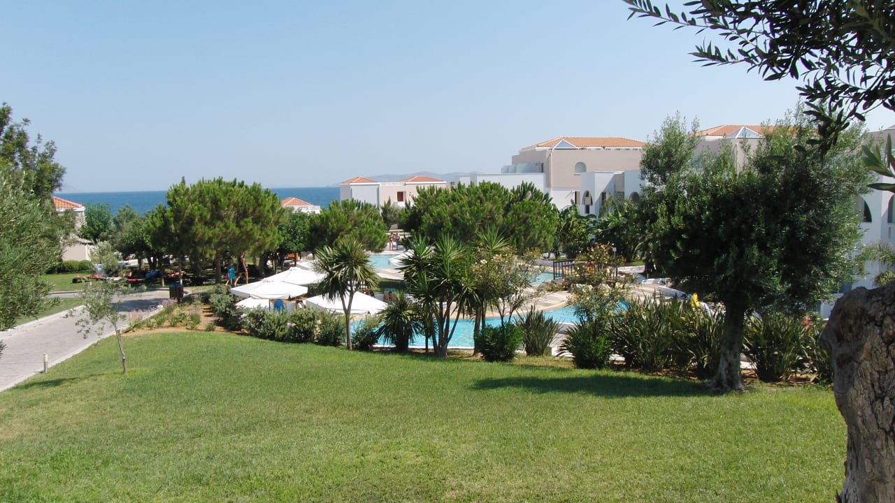 Durch die Hotelanlage Atlantica Marmari Palace