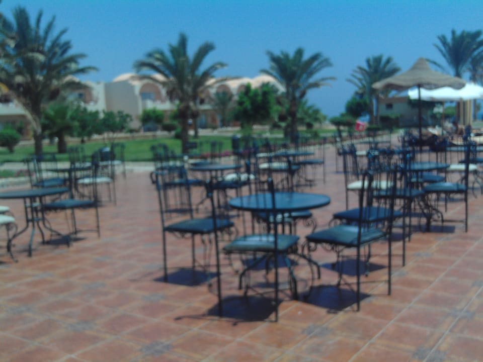 Sitzgelegenheit an der Poolbar ohne  Sonnenschutz Three Corners Sea Beach Resort