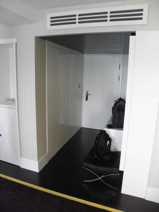 Eingangsbereich mit Wandschrank und Safe Platinum Palace Boutique Hotel & SPA