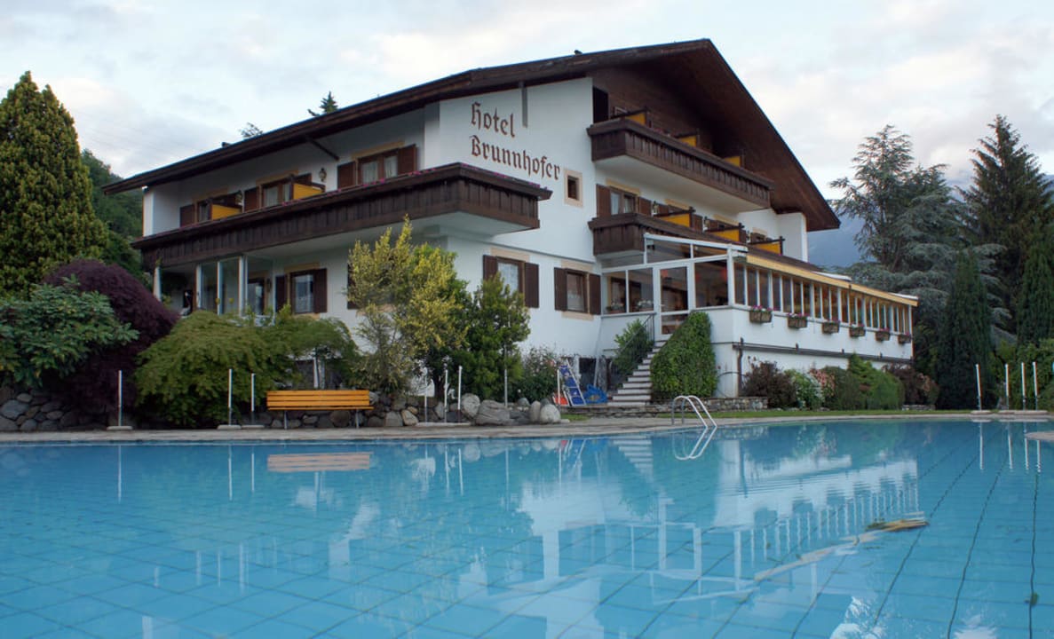 Aussenansicht mit Pool Hotel Brunnhofer