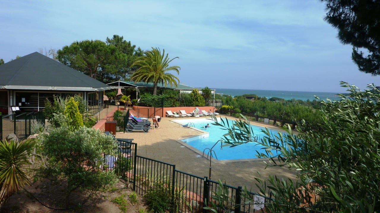 Vue sur la piscine et le golfe de Santa Giulia Apartments Santa Giulia