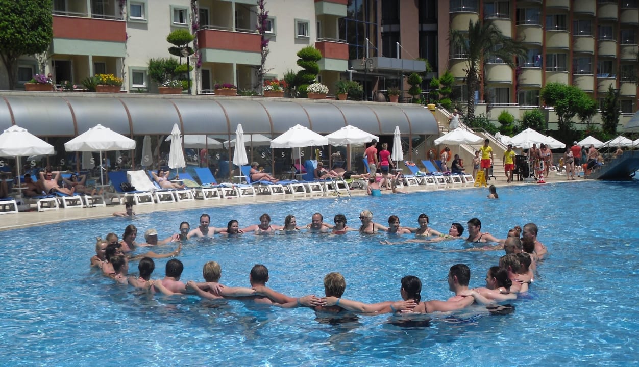 Gymnastik im Pool Saphir Hotel & Villas