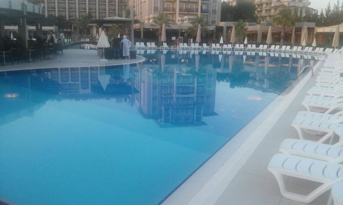 Hauptpool - alles frei und leer 06/2016 Sunis Elita Beach Resort & Spa