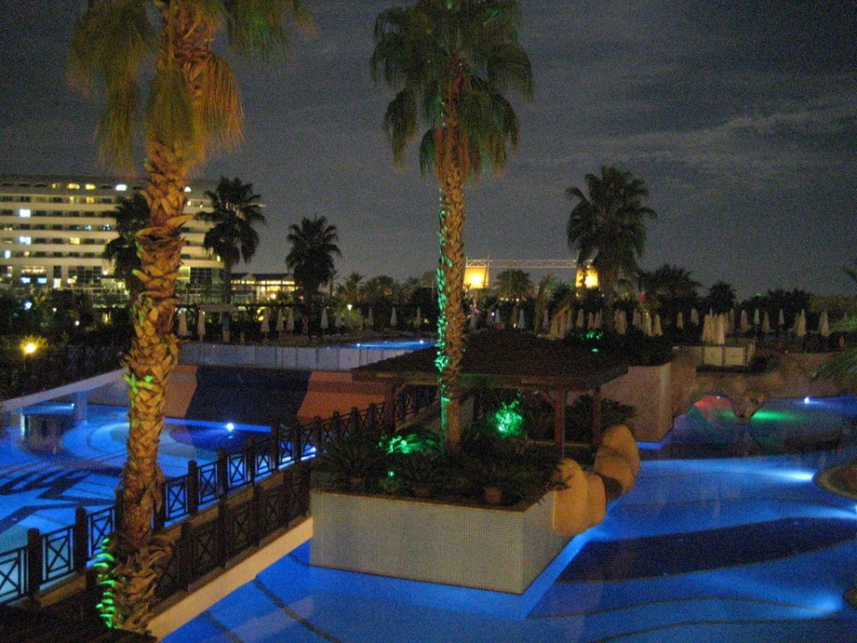 Pool bei Nacht Fame Residence Lara & Spa