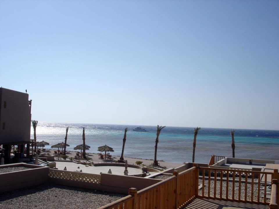 Ausblick von der Dachterrasse  The Breakers Diving & Surfing Lodge