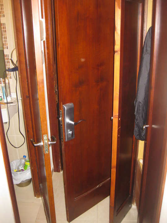 Zu enge Türanordnung Flacalco Hotel & Apartments