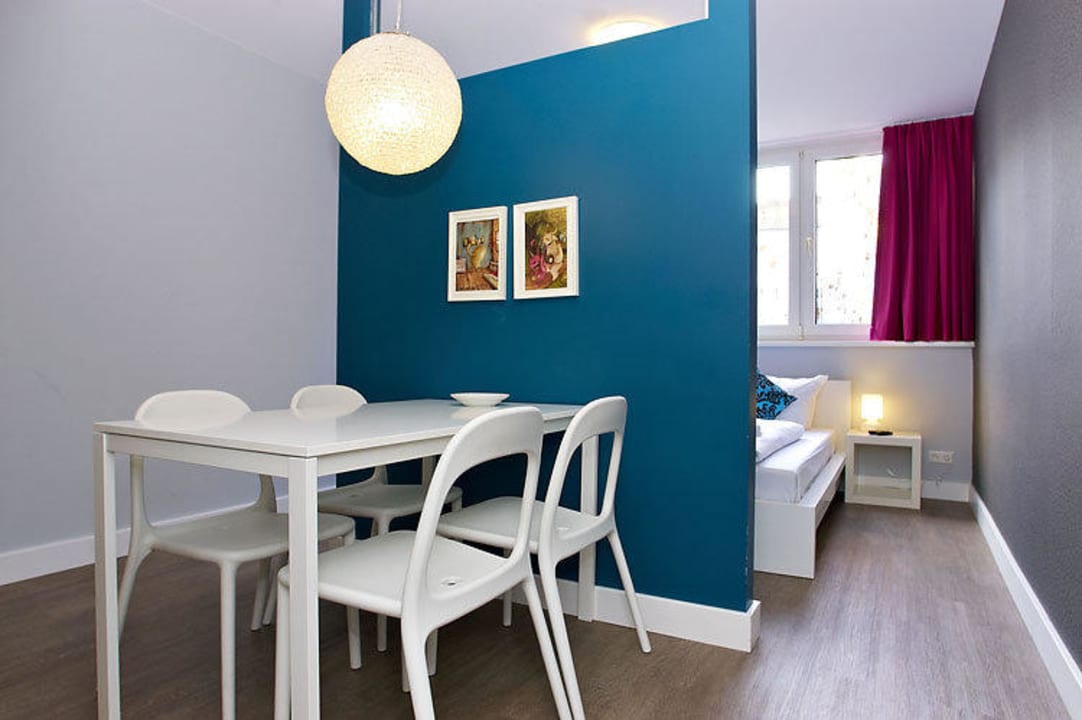 Essbereich abgetrennt vom Schlafbereich Apartmenthouse Berlin - Am Görlitzer Park