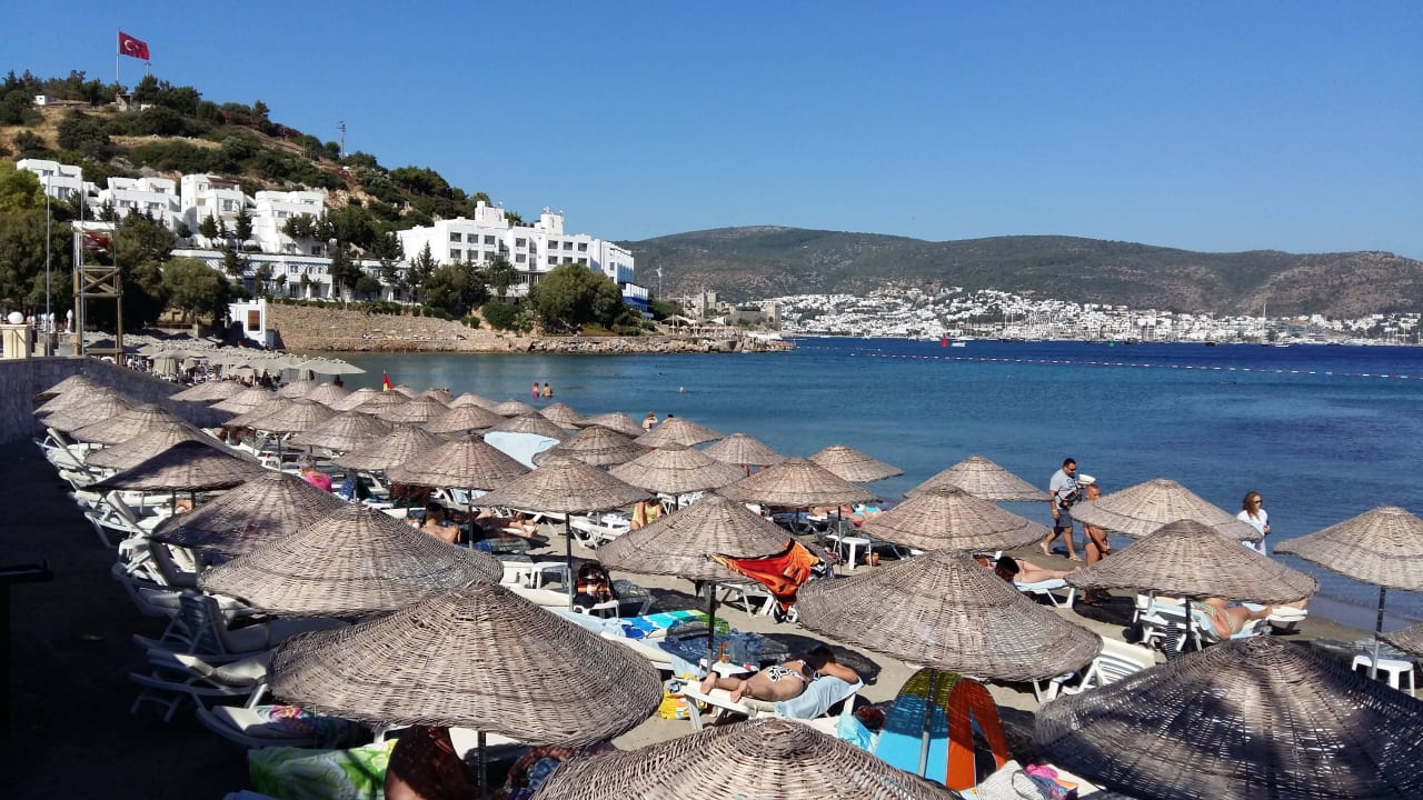 Strand mit Blick auf Bodrum Salmakis Resort & Spa