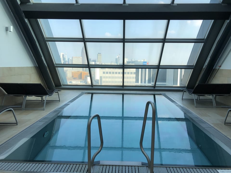 Pool Radisson Blu Hotel Frankfurt