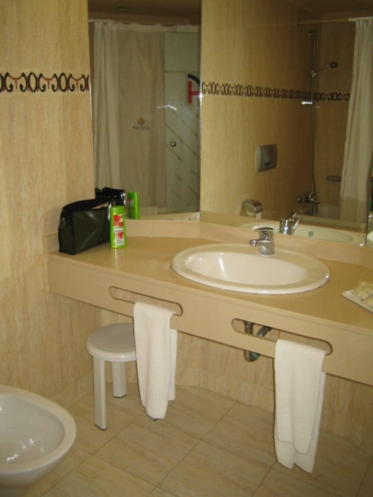 Ein sehr schönes und großes Badezimmer ... Alexandre Hotel Gala