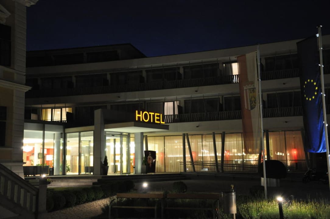 Das Hotel bei Nacht Villa Seilern Vital Resort