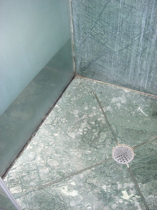 Dreckige, schimmelige Dusche / Nirvana Zimmer Le Meridien Ile Maurice