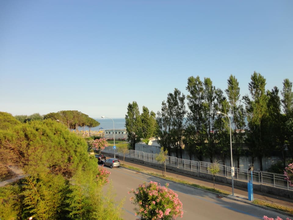 Blick vom Balkon zum Strand Hotel & Residence Le Palme
