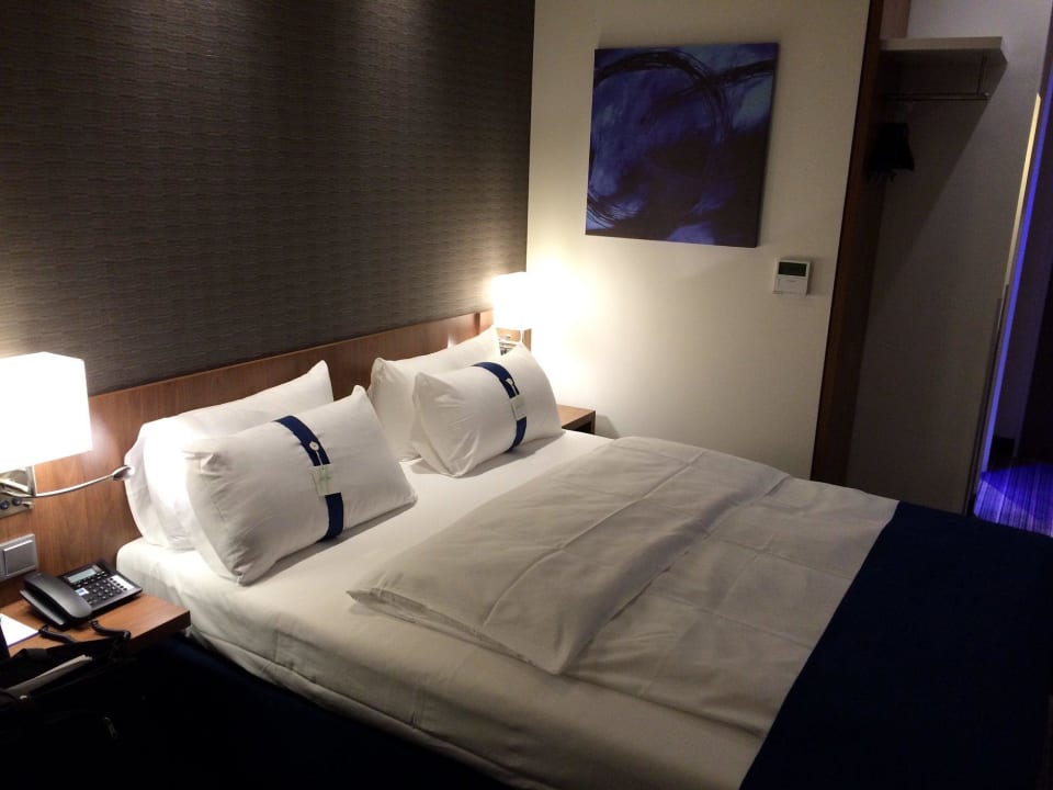 Doppelbett Holiday Inn Express Friedrichshafen