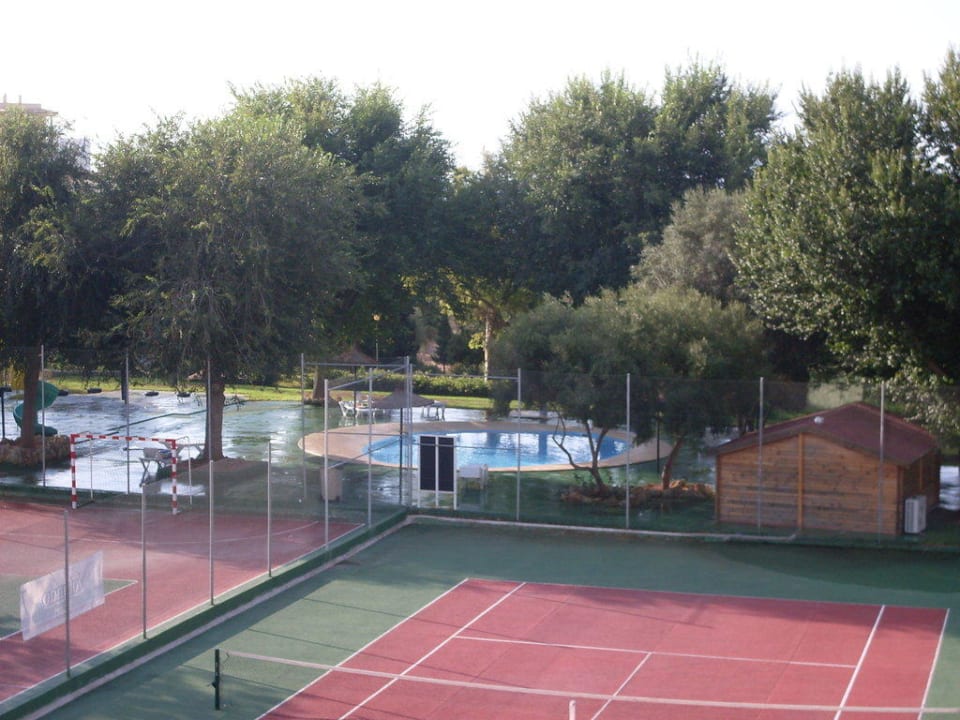 Sportplatz mit Spielplatz und Babypool hinten Hotel Club Cala Romani
