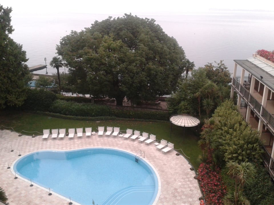 Auf den Gardasee und Pool  Hotel Savoy Palace