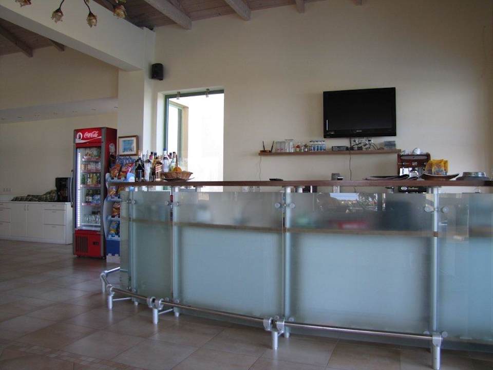Bar przy basenie Hotel Livadakia Village