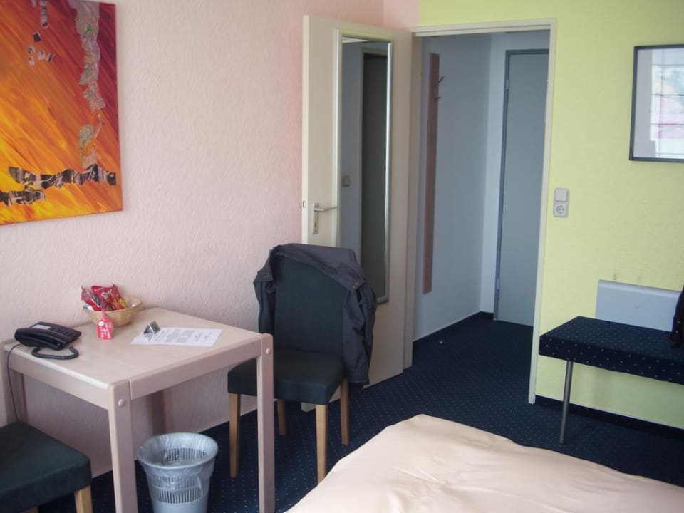 Komfortzimmer mit viel Farbe Hotel Stadt Hamburg Saarbrücken