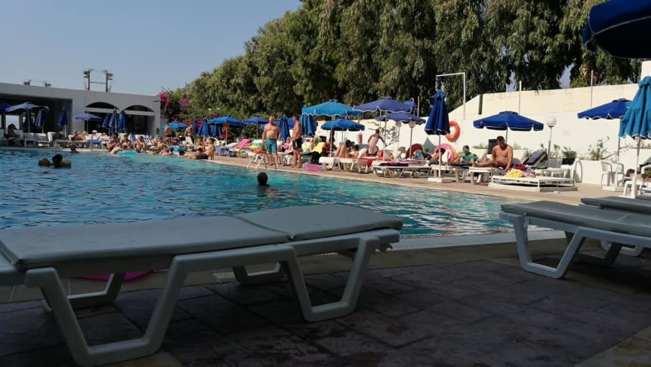 Basen, w tle snack bar Belair Beach Hotel