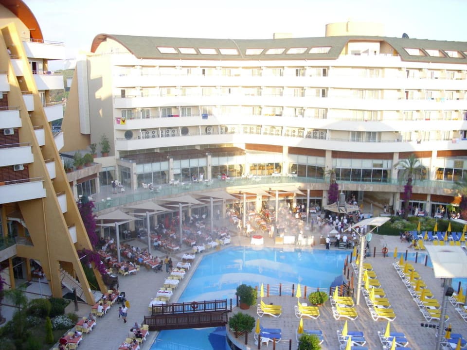 Blick auf Pool und Haupthaus Alaiye Resort & Spa