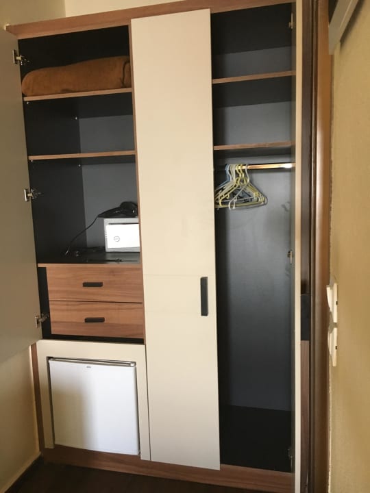 Zu klein für zwei, keine Abdeckung vorm Kühlschrank Domes Aulus Elounda All-Inclusive Resort, Curio Collection by Hilton