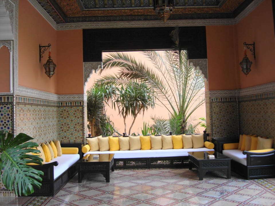 Sitzgelegenheit vor dem Eingang Hotel Sofitel Marrakesch Lounge & Spa