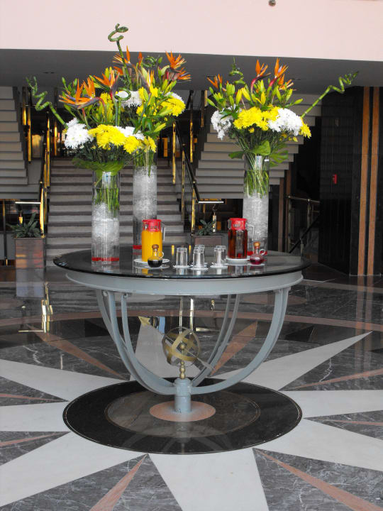 Blumenpracht in der Eingangshalle SUNRISE Holidays Resort (Adults Only)