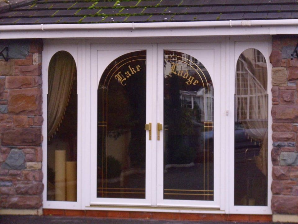 Eingang Hotel Lake Lodge Guesthouse