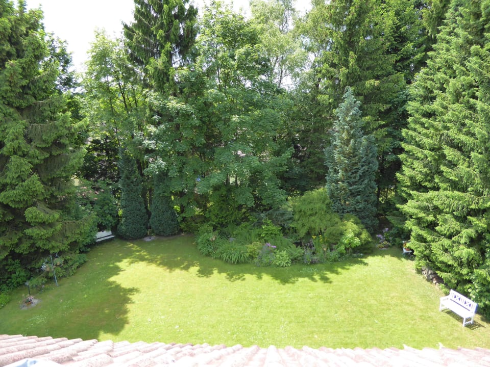 Ein Blick in den Garten vom Balkon aus Mein Vierjahreszeiten Hotel Garni