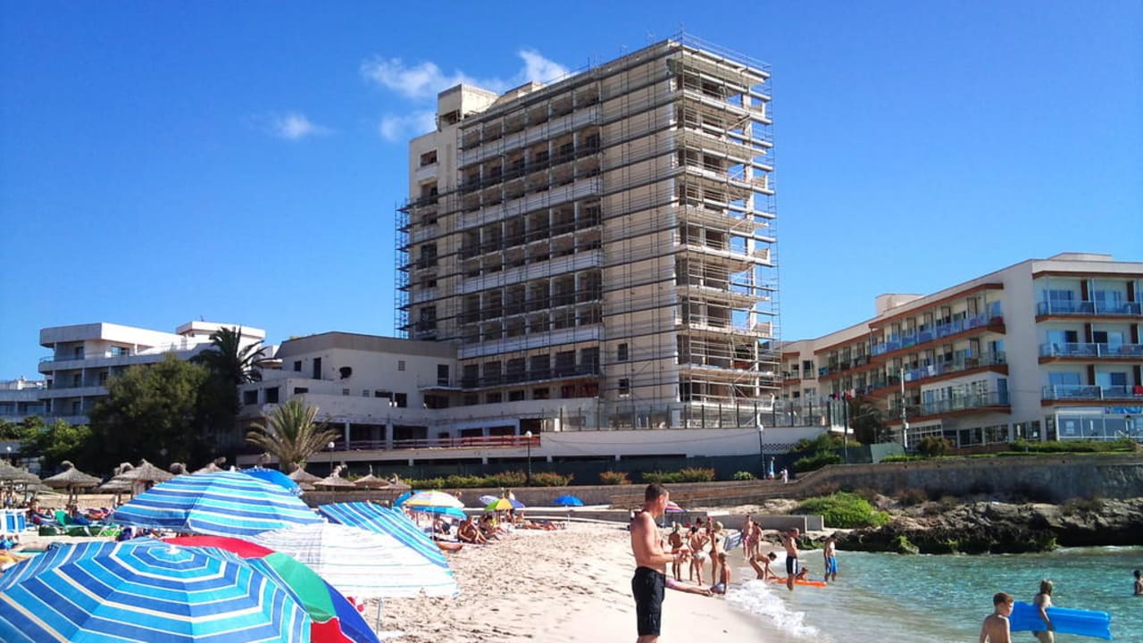 Baustelle nebenan. 3 Jahre schon Baustopp R2 Lago Playa Park