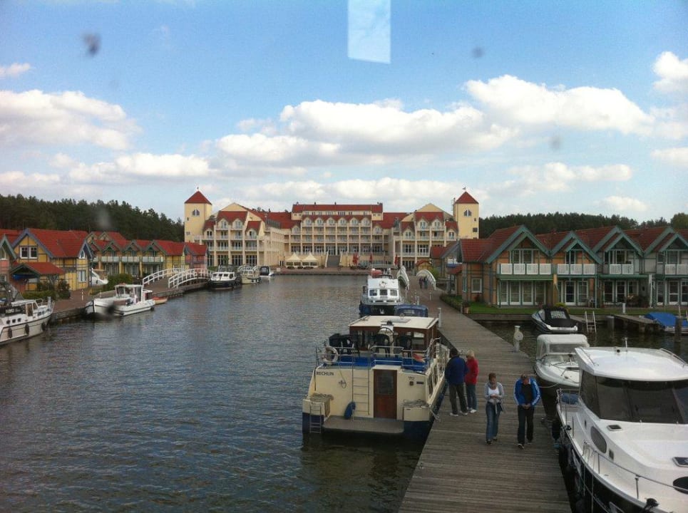 Das Hotel vom Wasser aus Precise Resort Hafendorf Rheinsberg