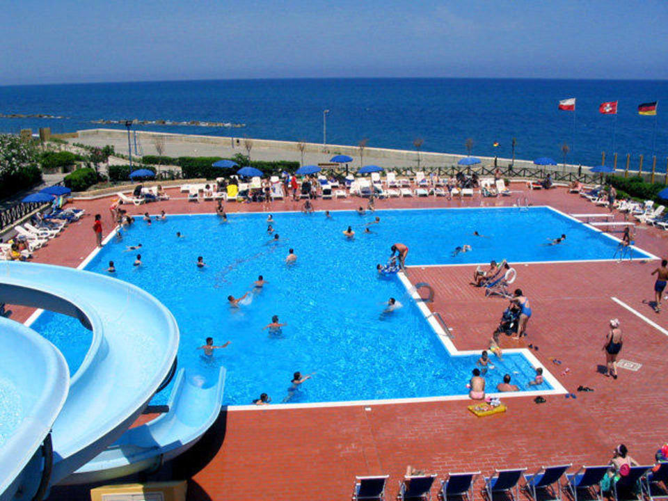 Piscina vista da dietro l'acquascivolo Hotel Villaggio Calanovellamare