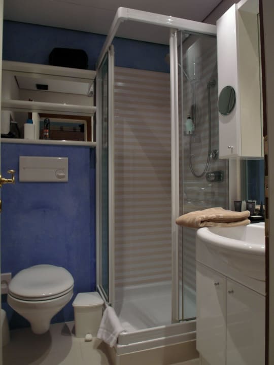 Bad mit kleiner Duschkabine SPA & Relax Hotel Erika