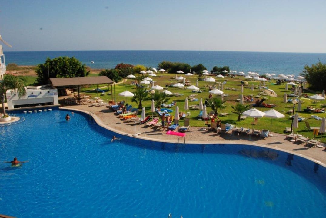 Blick auf Pool und Liegewiese von Terrasse Atlantica Sea Breeze